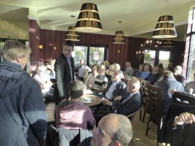 Max Panhans konnte im Vis a Vis zahlreiche G�ste begr��en.