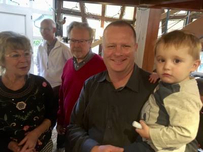 Auch der fr�here Fraktionsvorsitzende Hannjo Nawrath kam mit Sohn Anton zu Besuch.