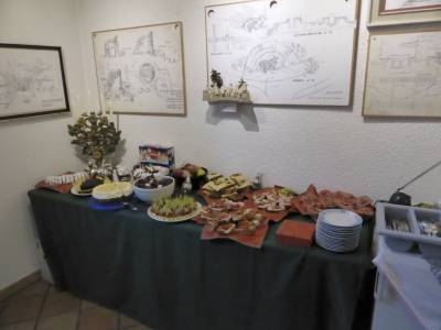 Das Angebot reichte von Wurst, R�hrei, Schnitzel �ber belegte Brote bis zu Kuchen und Weihnachtsgeb�ck. Kaffee, Sekt, Bier und Wein durften auch nicht fehlen.