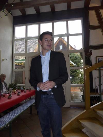 Der Vorsitzende Max Panhans freute sich, dass trotz des schlechten Wetters viele G�ste den Adventsbrunch kennen lernen wollten.