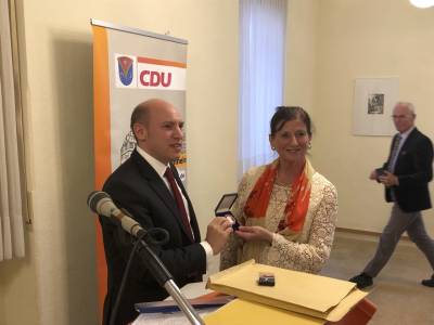 Der Generalsekret�r der hessischen CDU Manfred Pentz verlieh die Alfred-Dregger-Medaille in Silber an Angelika Froede f�r ihr 45 j�hriges Engagement in Reinheim f�r die CDU und in der Kommunalpolitik.