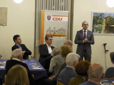 Der Vorsitzende der CDU-Kreistagsfraktion Lutz K�hler bedankte sich nochmal f�r die Unterst�tzung im Landtagswahlkampf und berichtete aus dem Kreistag.