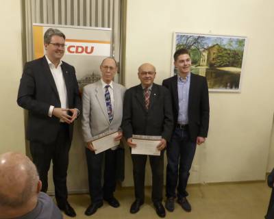 Nach dem Essen ehrte Max Panhans zwei langj�hrige Mitglieder. Horst Nawrath wurde f�r 30 und Heiko Merz f�r 55 Jahre Mitgliedschaft geehrt. Staatssekret�r Patrick Burkhard gratulierte ebenfalls.