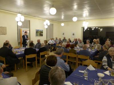 Der Vorsitzende Max Panhans er�ffnete mit einer kurzweiligen Ansprache den politischen Aschermittwoch und w�nschte guten Appetit bei den leckeren Heringen. 