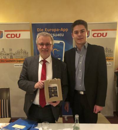Max Panhans dankte Michael Gahler mit einem Pr�sent aus Seeheim und w�nschte einen erfolgreichen Wahlkampf.