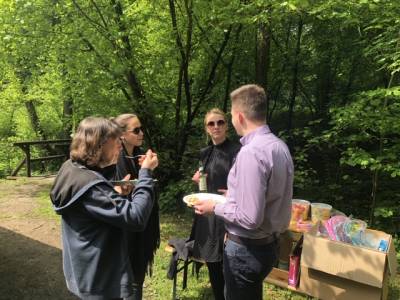 Petra K�hn, Anna Lena Sendic, Lea Hoffner mit Lukas Panhans im Gespr�ch.