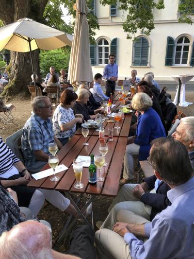 Viele interessante Gespr�che ergaben sich von selbst. Themen waren Klimawandel, Handelsstreit, Brexit, die Wahl von Ursula v.d. Leyen zur Kommissionspr�sidentin und die Berufung von Annegret Kramp-Karrenbauer zur Verteigigungsministerin.