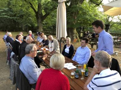 Der Vositzende Max Panhans begr��te mit einer kurzen Einf�hrung.