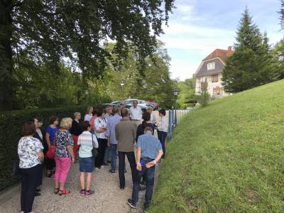 Frau Schn�rle f�hrte durch den Park und das Museum. 