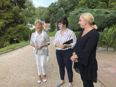 2. Station der B�rger-Touren war in Jugenheim das Museum und der Park Stangenberg-Merck. Karin Neipp (li) konnte zusammen mit Yvonne Weber-Sturm (re), Museumsleiterin und Isabella Schn�rle, Historikerin gut 20 Besucher begr��en. 
