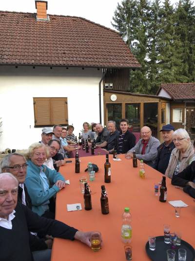 Im Anschluss kehrten wir auf dem Hof von Familie Hoffner ein. Dort standen Krustenbraten und Kartoffelgratin, sowie zahlreiche Getr�nke zur St�rkung bereit.
Vielen Dank an Familie Hoffner f�r die Gastfreundschaft!