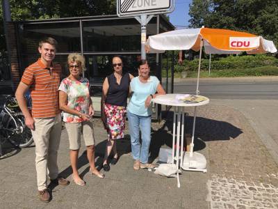 Das Infostandteam am Sa. 24.8. v.l.n.r.: Max Panhans, Karin Neipp, Cornelia Lietz, Angelika Froede und hinter der Kamera J�rgen Neipp.