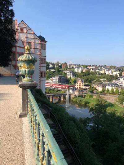 Vom pr�chtigen Garten hat man einen sch�nen Blick auf die Lahn.