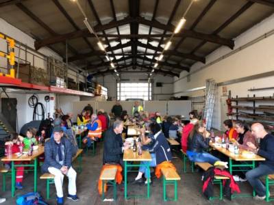 B�rgermeister Alexander Kreissel bedankte sich bei insgesamt mehr als 80 M�llsammler, darunter auch vielen Kindern und Jugendlichen, im Bauhof. 