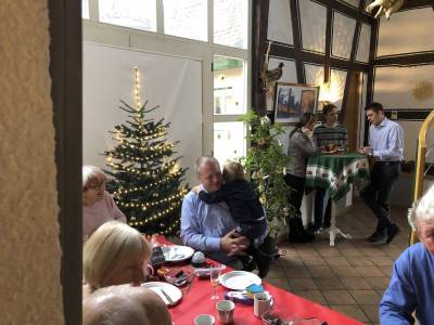 In weihnachtlicher Stimmung ergaben sich zahlreiche interessante Gespr�che.