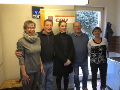 Unser Organisationsteam hatte wieder ein ausgezeichnetes Buffet erstellt. Vlnr: Britta Hoffner, Olaf K�hn, Lea und G�nter Hoffner, Petra K�hn. Herzlichen Dank!