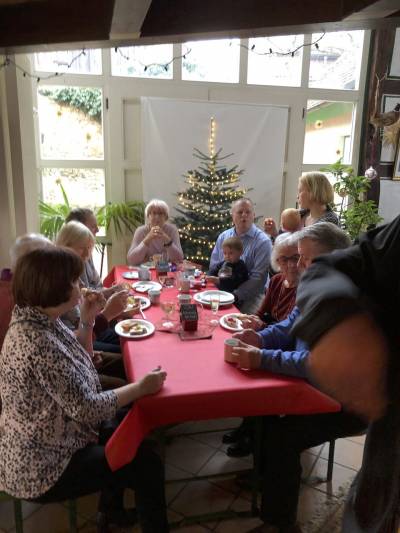 Beim 2. Adventsbrunch f�llte sich die Scheune schnell und zeitweise waren keine Sitzpl�tze mehr verf�gbar.