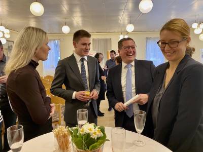 Viele interessante Gespr�che fanden im Anschluss statt: Hier gute Stimmung bei Julia Sydow, Max Panhans, B�rgermeister Alexander Kreissl und Sabrina Otto.