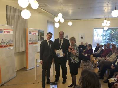 Max Panhans und Karin Neipp bedankten sich bei Prof. Braun mit einem Buchpr�sent �ber Schloss Heiligenberg.