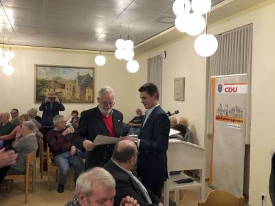 Im Anschluss ehrte Panhans verdiente Mitglieder mit Urkunde und einem Pr�sent: Hier J�rgen Schr�der f�r 45 Jahre in der CDU.