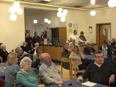 Im Hintergrund am Tresen unser bew�hrter Kreisbeigeordneter Marco Hesser, der f�r die Getr�nke sorgte.