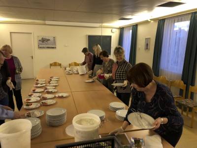 ... im Nebenraum die Heringsportionen vorbereitet haben.