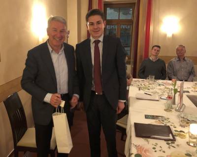 Nach einer intensiven Diskussion mit den Besuchern bedankte sich Max Panhans bei Prof. Helmut Schetter mit einem Weinpr�sent.