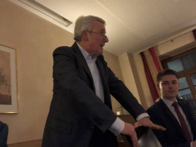 z.B. B�rokratieabbau, Senkung der Unternehmenssteuern und hier die Gleichbehandlung von Personengesellschaften (Mittelstand) mit Kapitalgesellshaften.