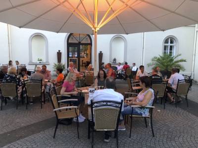 Zum gem�htlichem Ausklang ging es in den Schlosshof zu Annettes Gastronomie.