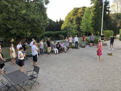 Im Schlossgarten berichtete Frau Sch�fer �ber die verschiedenen Nutzungen des Schlosses seit dem Ende des ersten Weltkriegs.