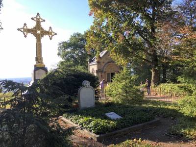Am Mausoleum wurden die verwandtschaftlichen Verbindungen derer von Hessen, den Zaren und des englischen K�nigshauses erl�utert.