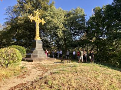 Am goldenen Kreuz erfuhren wir mehr �ber die Geschichte der Battenberger.