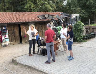 Britta Hoffner erkl�rte die Unterschiede der klassischen S�ttel im Vergleich zum Western Sattel.