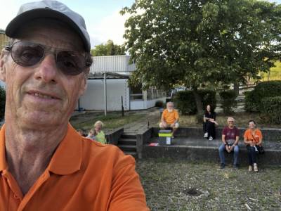 Der Schatten war nach dem heissen Rundgang auch bei J�rgen Neipp willkommen.