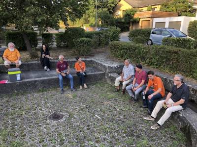 In der Sitzkuhle vor dem B�rgerhaus gabs zum Abschluss eine Erfrischung.