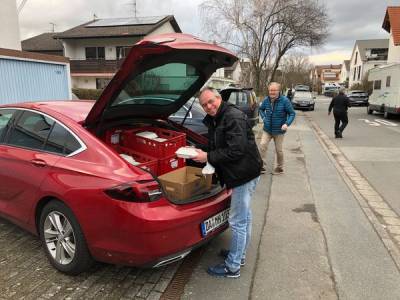 Bevor es soweit war, mussten unsere flei�igen Helfer die Verteilung bis zur Haust�r organisieren.