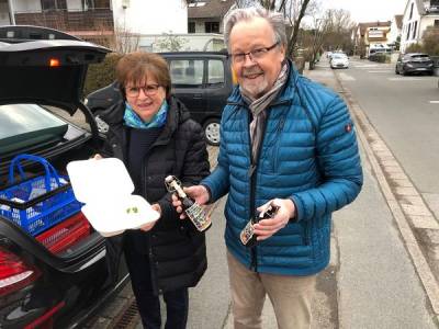 Brigitte und Herbert Raff pr�sentieren Hering und Freibier.