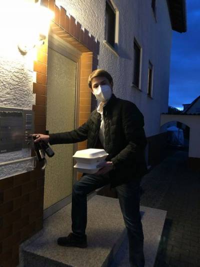 Auch der Vorsitzende Max Panhans verteilte Heringe und dankte auch allen anderen Helfern.