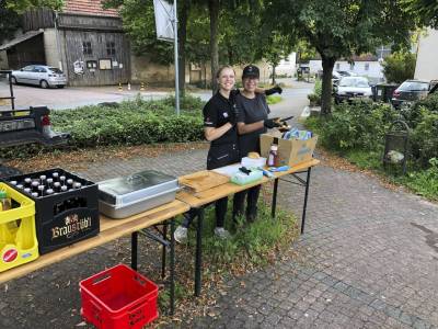 Familie Hoffner sorgte mit Speis und Trank f�r Feuerwehr und Besucher f�r den geselligen Ausklang.