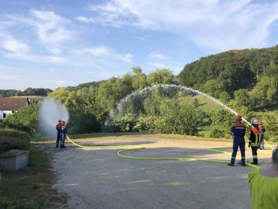 Das Anschlie�en der L�schschl�uche klappte bestens.