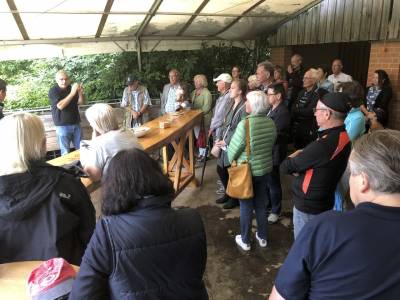 Christoph Massoth, ebenfalls Ortsvorsteher von Ober-Beerbach erl�uterte auch die Vorteile der Landschaftspflege durch Schafherden und die zunehmenden Probleme durch invasive Pflanzen auf unseren Wiesen.