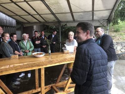 Vorsitzender Max Panhans konnte eine gro�e Besuchergruppe begr��en und wir  bekamen einen Einblick in den Betrieb des Hofs mit seinen 50 HA Fl�che.