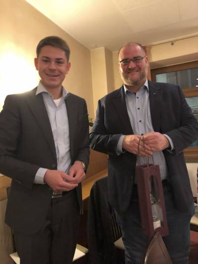 Max Panhans dankte zum Schlu� Niels Starke f�r die souver�ne Versammlungsleitung mit einem Weinpr�sent.