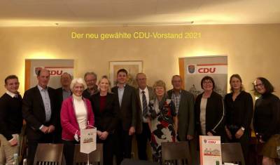 Unser neuer Vorstand ist j�nger und weiblicher geworden.