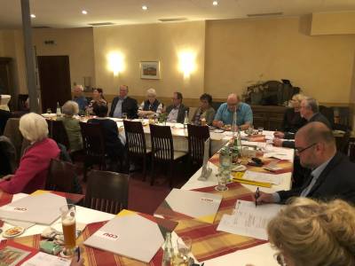 Versammlungsleiter Niels Starke f�hrte z�gig durch die Vorstands- und Delegiertenwahlen.