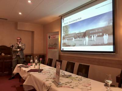 Er stellte die Planung zum Neubau der Tannenbergschule vor.