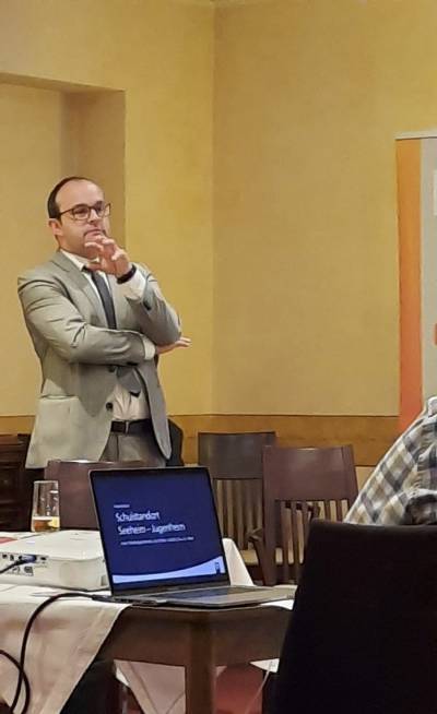 Der Landkreis als Schultr�ger ist f�r die Bereitstellung und den Unterhalt der Schulgeb�ude zust�ndig.