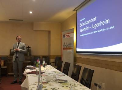 Lutz K�hlerberichtete zur Schulentwicklung vor Ort.