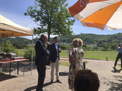 Karin Neipp bedankte sich f�r die CDU Seeheim-Jugenheim mit einem Weinpr�sent bei Dr. Meister.