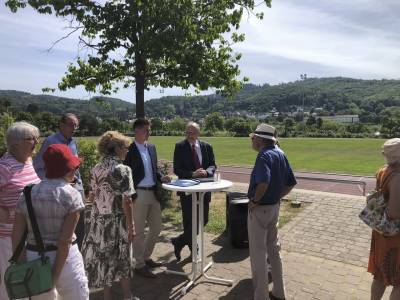 Noch vor Beginn nutzten einige G�ste die Gespr�chsm�glichkeit mit Dr. M. Meister.